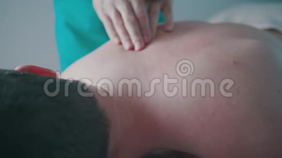 运动按摩治疗肩膀的治疗师视频的预览图