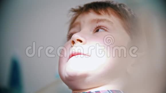 一个小男孩带着婴儿的牙齿在牙科治疗说些什么视频的预览图