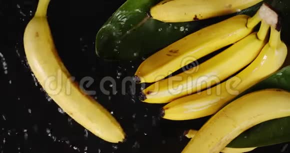 香蕉溅到水里视频的预览图