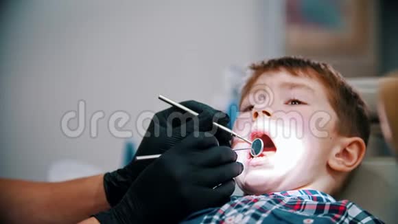 一个带着婴儿牙齿的小男孩在牙科治疗视频的预览图