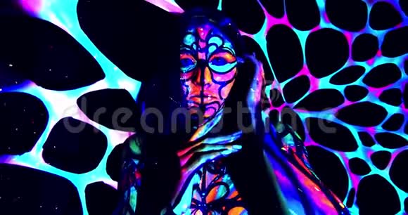 一位年轻女子的肖像她的造型是活泼多彩的紫外线身体艺术视频的预览图