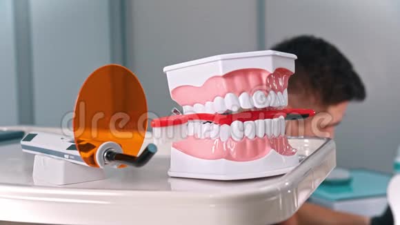 一个正在牙科治疗的小男孩前景的下巴模型视频的预览图