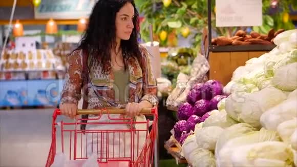 漂亮的女孩或女人在超市买食物健康的生活方式选择健康的西红柿视频的预览图