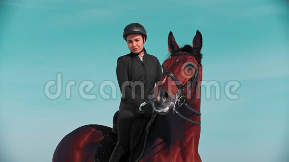骑马美丽的女骑手笔直的姿势坐在马背上视频的预览图