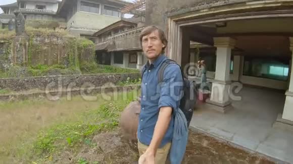 青年游客参观贝都古尔废弃而神秘的酒店印度尼西亚巴厘岛巴厘旅行概念视频的预览图