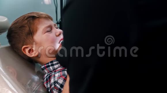 一个压力很大的小男孩在牙科诊所擦牙视频的预览图