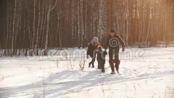在冬天的日落时分一家人互相奔跑互相投掷雪视频的预览图
