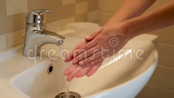 女孩在水龙头下洗手视频的预览图