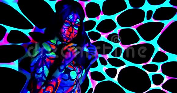 性感的年轻女性拥有五颜六色的身体艺术在紫外线下摆姿势4K视频的预览图