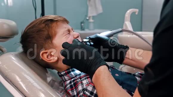 一个小男孩在牙医诊所做牙齿视频的预览图