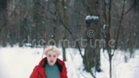 一个金发女人在树林里滑雪迷路了想办法视频的预览图