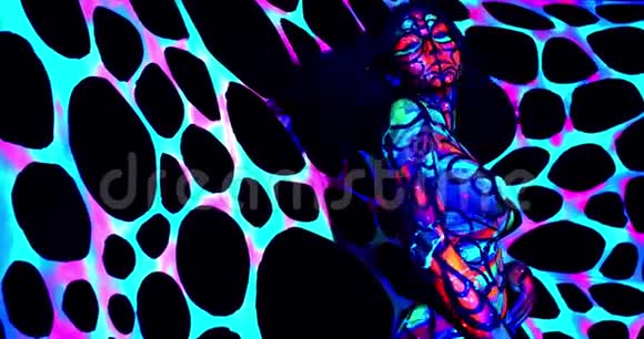 有着丰富多彩的身体艺术的性感女人在紫外线下跳舞和摆姿势视频的预览图