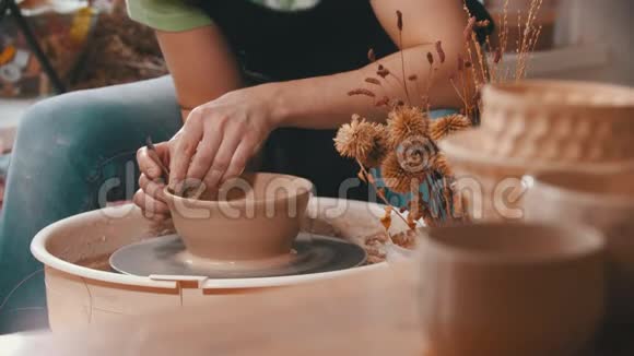 陶器一个拿着铁铲的人正在帮助自己保持碗的形状视频的预览图
