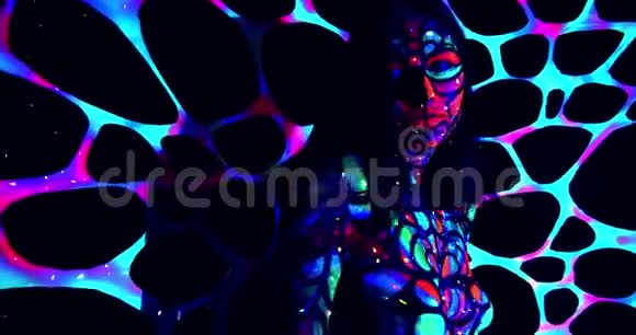在派对上用紫外线身体艺术跳舞的年轻女子五颜六色4k视频的预览图