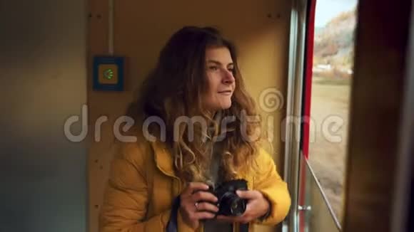 瑞士伯尼娜火车快乐女摄影师视频的预览图