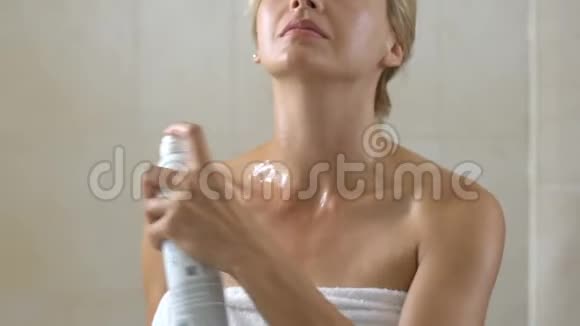 女性淋浴后在浴室使用胶束水清洁滋润皮肤视频的预览图
