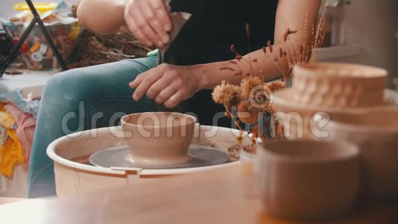 陶器一个拿着铁铲的人正在创意车间里帮助自己保持碗的形状视频的预览图