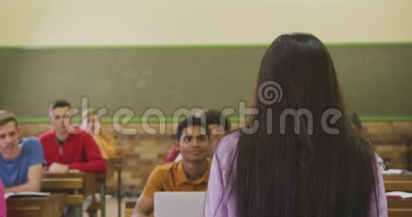 白人学校女孩和一群高中生说话视频的预览图