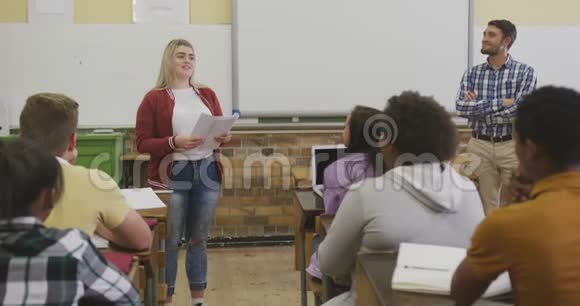 白人高中女孩对一群青少年讲话视频的预览图
