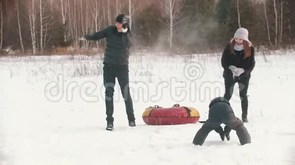 一家人在冬天互相撒雪视频的预览图