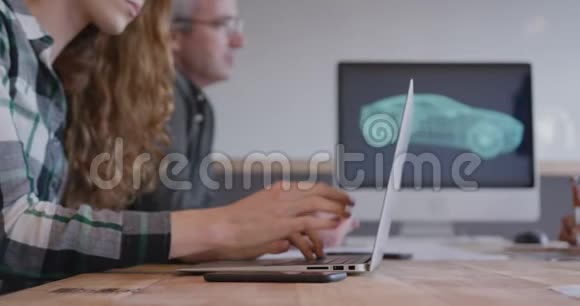 两个女人和一个男人在创意办公室工作视频的预览图