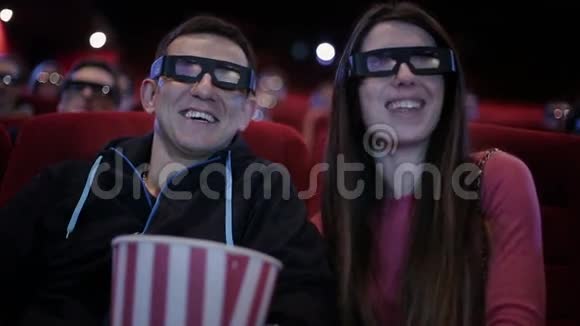 一对3D眼镜在电影院看电影视频的预览图