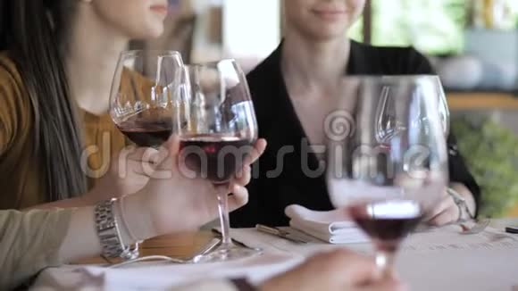 年轻的朋友在餐馆里喝红酒玩得很开心青年友谊概念视频的预览图