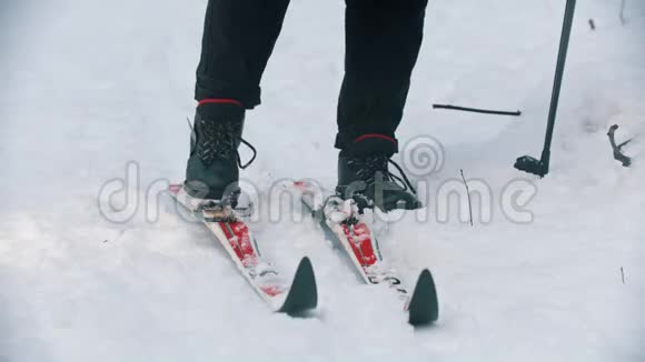 在树林里滑雪穿上滑雪靴视频的预览图