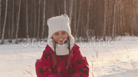 快乐的小女孩在空中撒雪微笑着视频的预览图