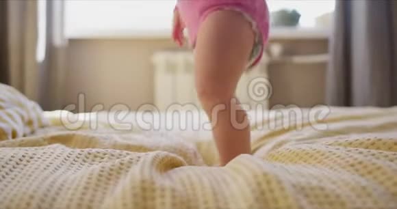 小女孩在父母床上跳视频的预览图