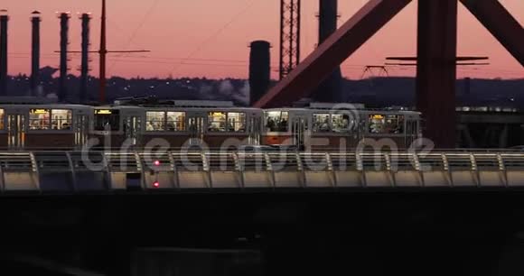 布达佩斯大桥上的电车和汽车视频的预览图