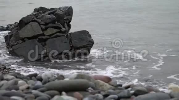 海浪拍打在海边的岩石上视频的预览图