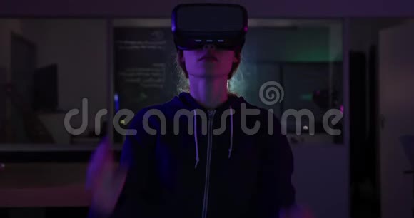 在创意办公室戴VR耳机的白人女性视频的预览图