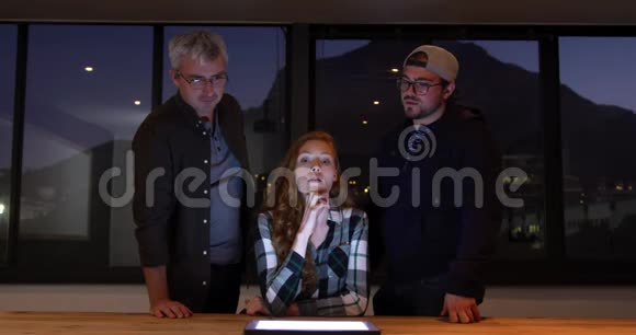 两名白人男子和一名妇女在创意办公室工作视频的预览图