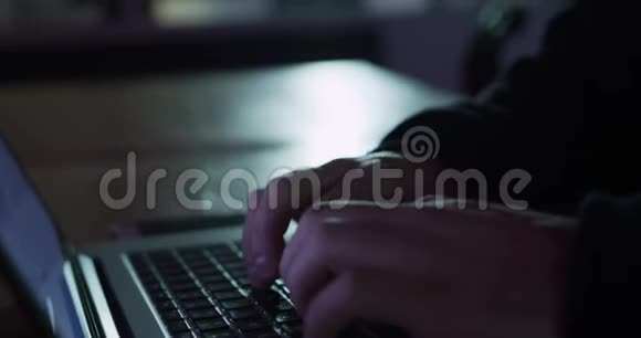 在创意办公室用电脑键盘打字的白种人视频的预览图