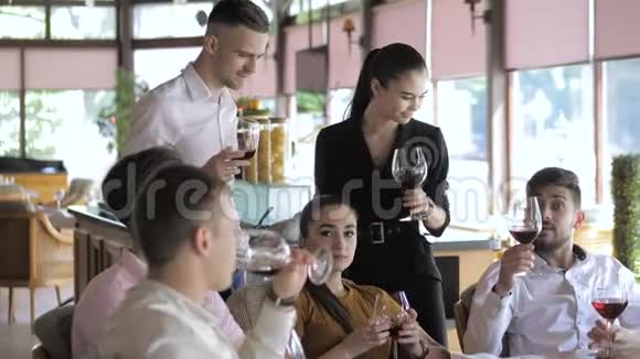 年轻的朋友在餐馆里喝红酒玩得很开心青年友谊概念视频的预览图