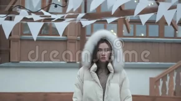 年轻的亚洲漂亮女孩穿着蓬松的夹克和毛衣寒冷的冬天视频的预览图