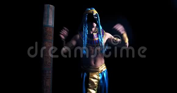 穿着古埃及衣服跳舞的肌肉男4k视频的预览图