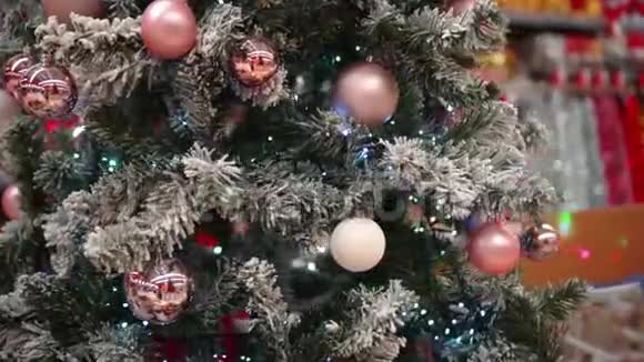 带球的假圣诞树视频的预览图