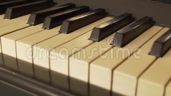 旧钢琴键盘的特写视频的预览图