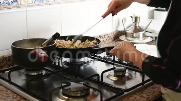 厨师在家里的厨房里准备美味的食物视频的预览图