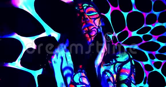 在一个女人身上紫外线4k的炫彩彩妆和身体艺术片段视频的预览图
