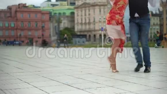 两位迷人的探戈舞者在布宜诺斯艾利斯市的广场上表演舞蹈视频的预览图