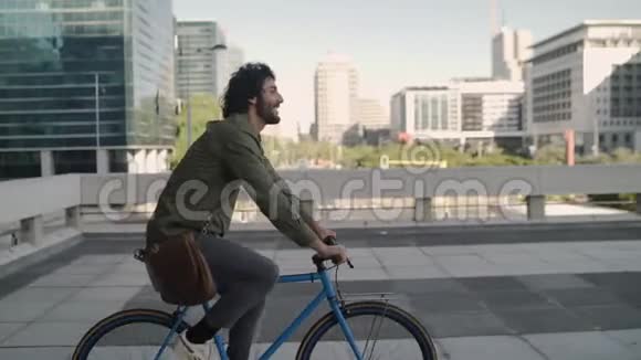 性格开朗的职业年轻人带着他的眉袋去市街骑自行车上班视频的预览图