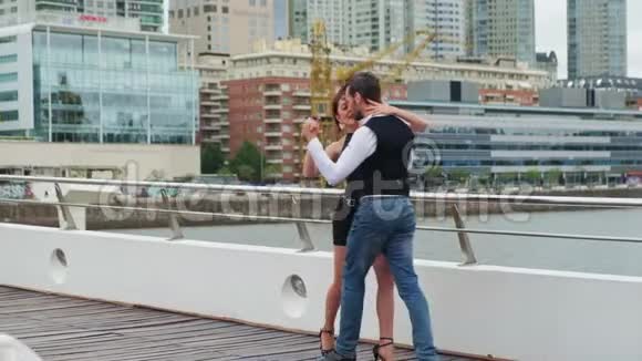 专业探戈舞者在马德罗港码头的桥上跳舞视频的预览图