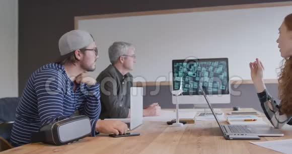 两个白人男女在创意办公室工作视频的预览图