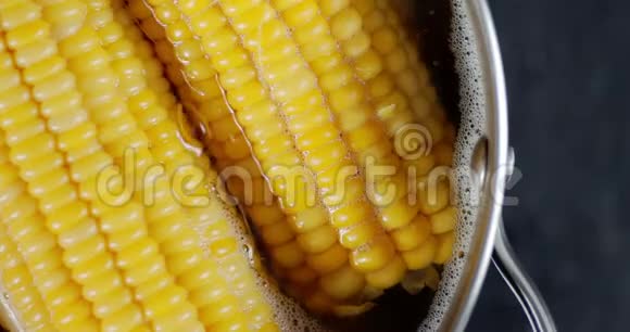 玉米用气泡在锅里煮视频的预览图