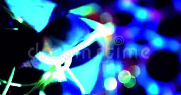鲜艳的彩霞女人在紫外线下玩绳子4k视频的预览图