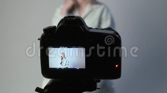 女性博客写手说话记录视频集中在三脚架上的照片相机视频的预览图