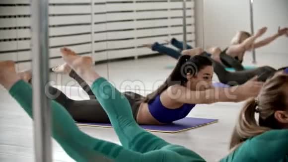 性感女人在瑜伽垫上健身视频的预览图